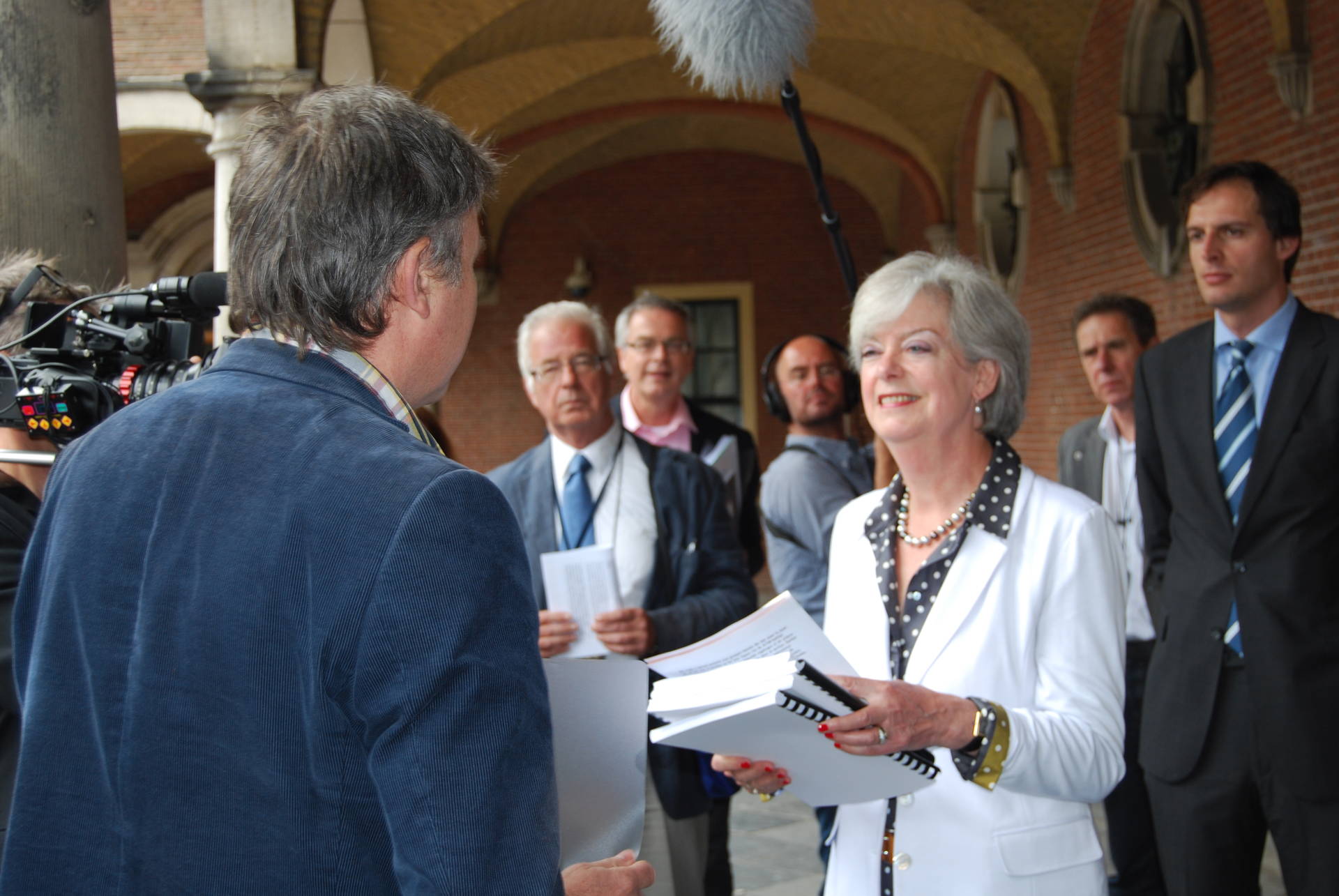 Mevr. Kneppers ontvangt petitie AOW