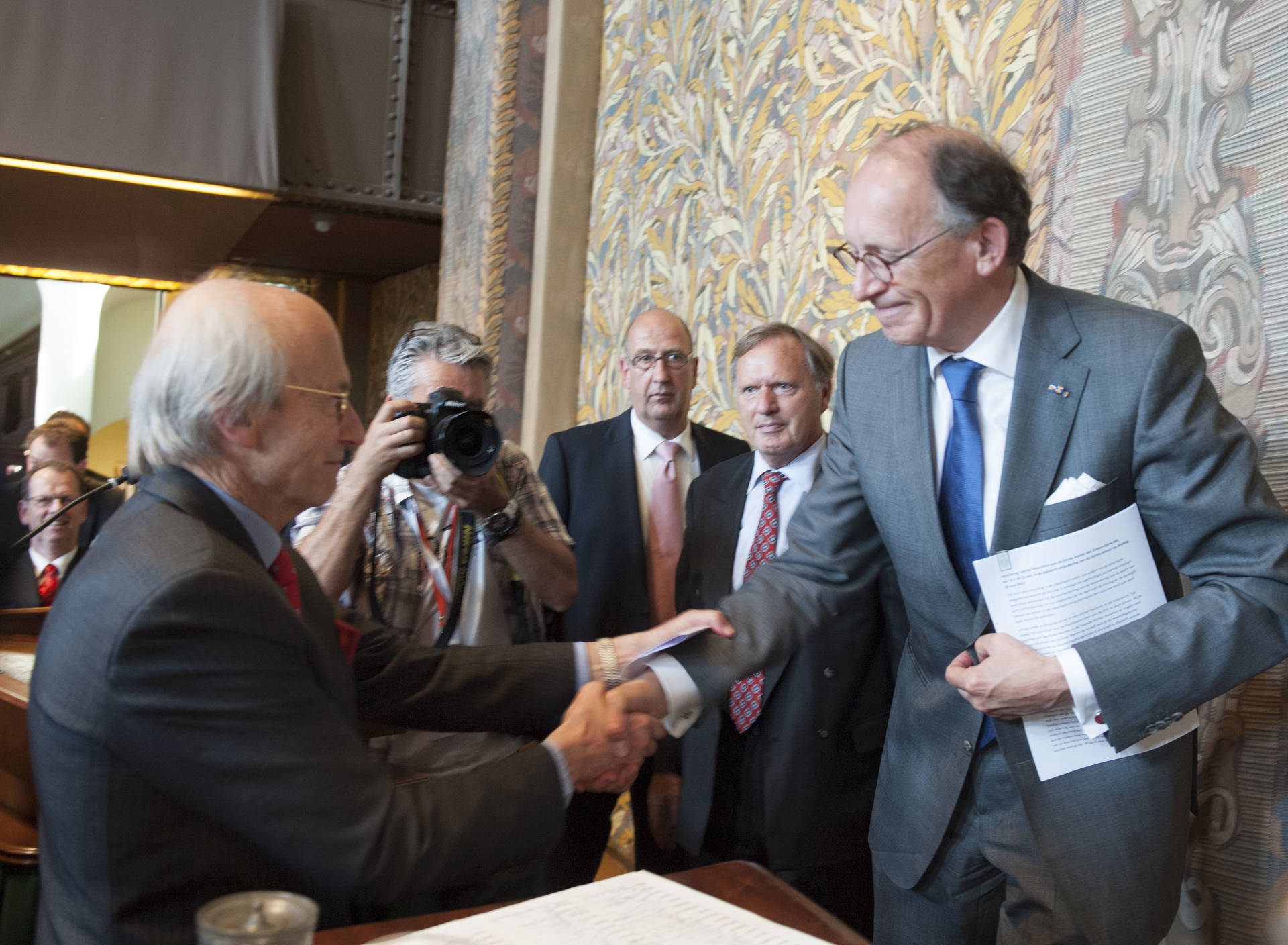 Verklaring Voorzitter Eerste Kamer Fred de Graaf Senator Franken geeft handdruk