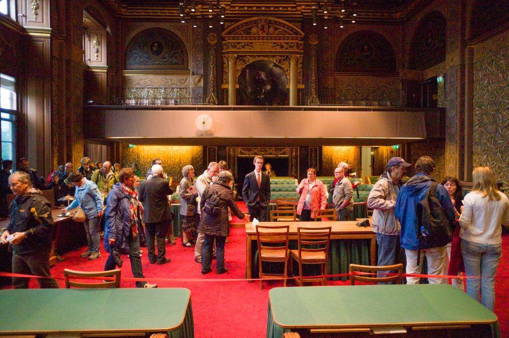 Bezoekers in Plenaire zaal Eerste Kamer