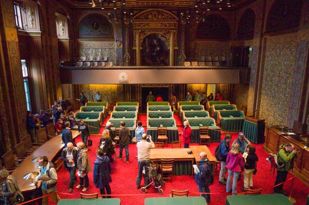 Bezoekers in Plenaire zaal Eerste Kamer