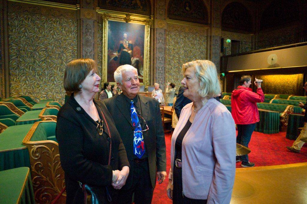 Voorzitter en rondleiders in plenaire zaal tijdens Monumentendag 2013