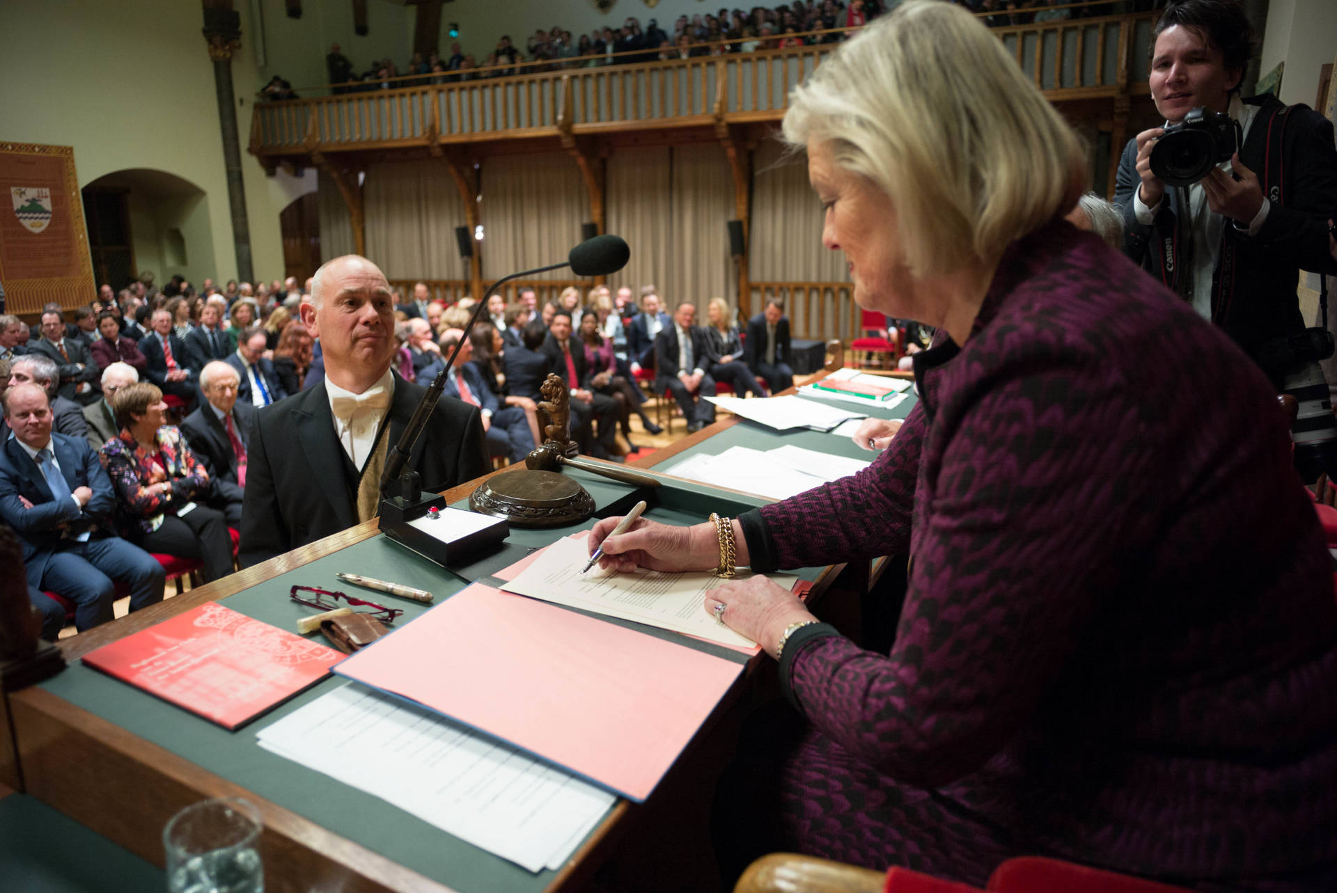 Voorzitter van de Verenigde Vergadering Broekers-Knol ondertekent de wetsvoorstellen