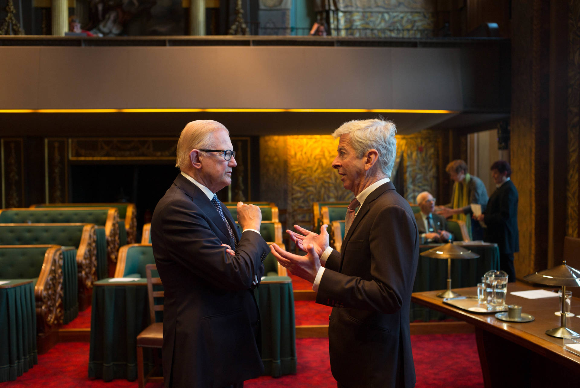 Adviseur dhr. Van Vollenhoven in gesprek met minister Plasterk (BZK) voorafgaand aan het debat