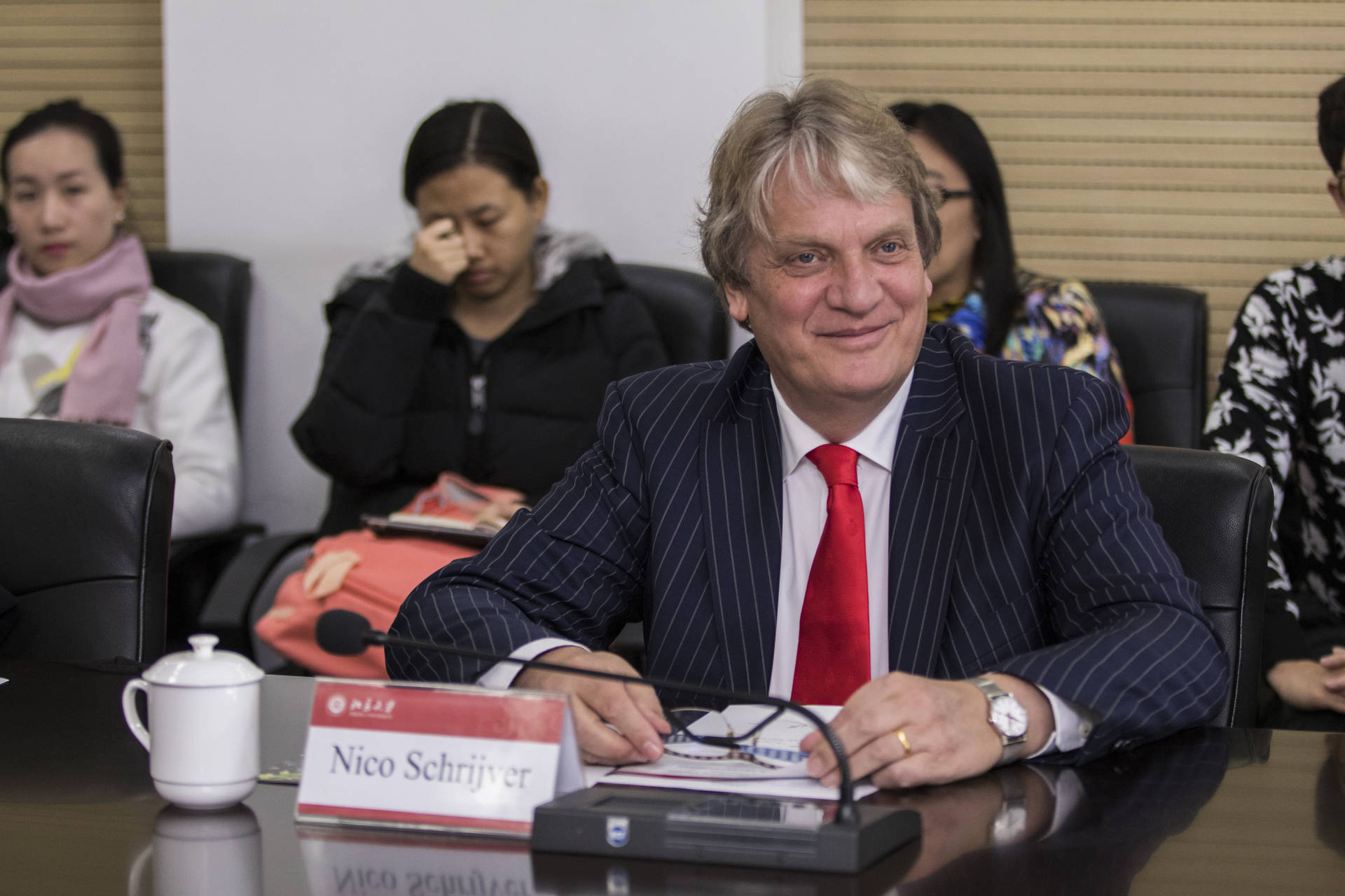 Senator Schrijver op Peking University.Foto: Dong Yuehang