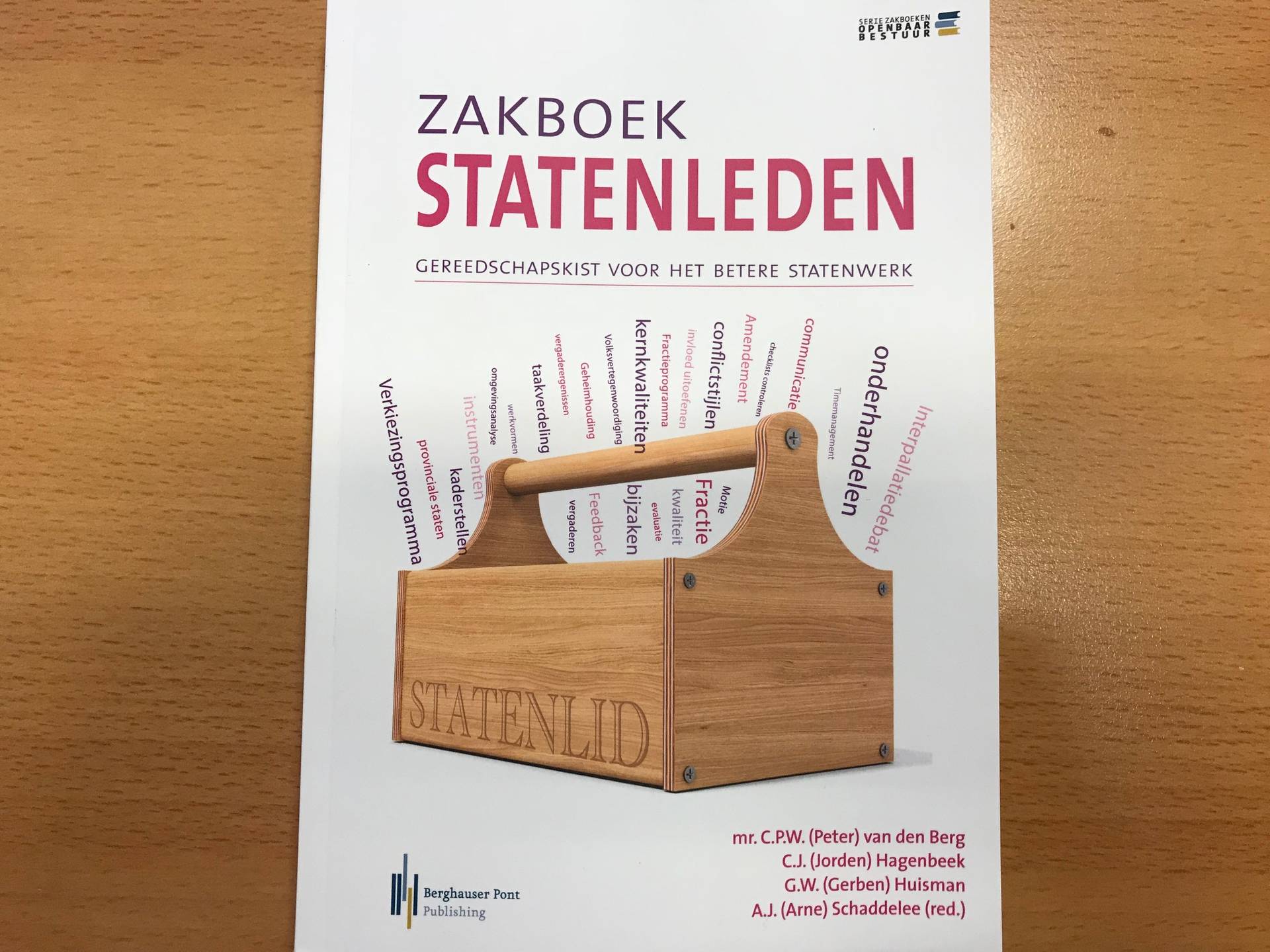 Voorzitter ontvangt 'Zakboek Statenleden'