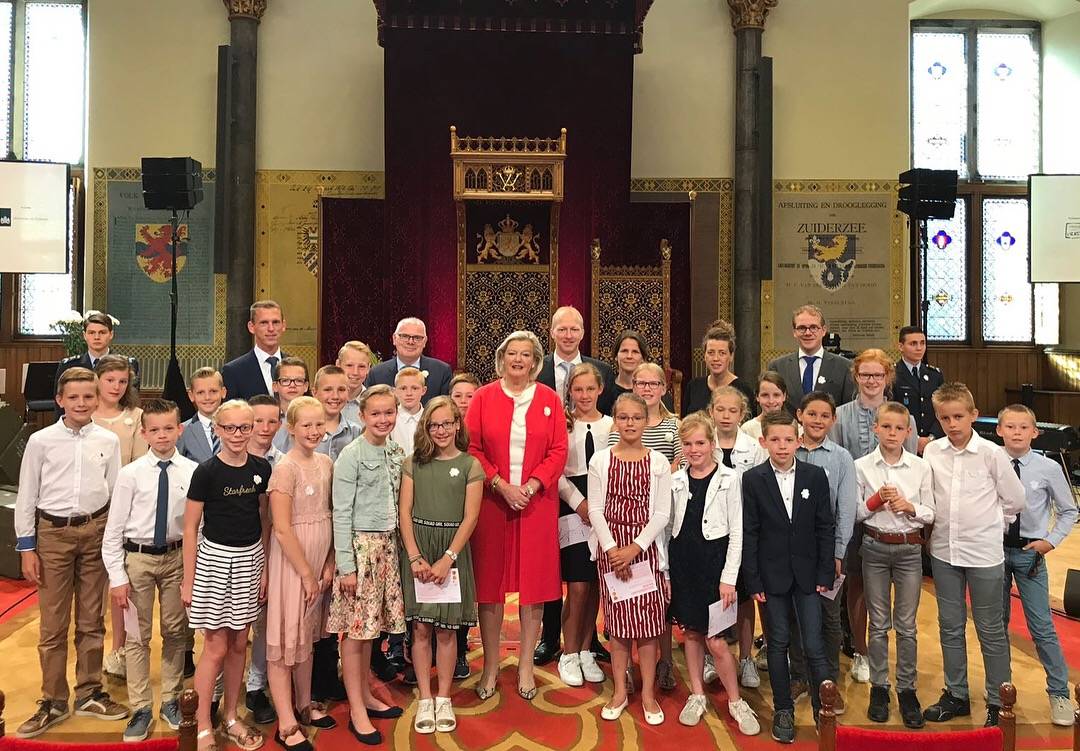 Eerste Kamervoorzitter Ankie Broekers-Knol met groep 7 van de Rehobothschool uit Barendrecht