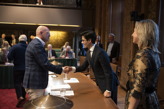 Felicitaties voor initiatiefnemer Rob Jetten van D66-fractievoorzitter Hans Engels. Rechts minister Ollongren.