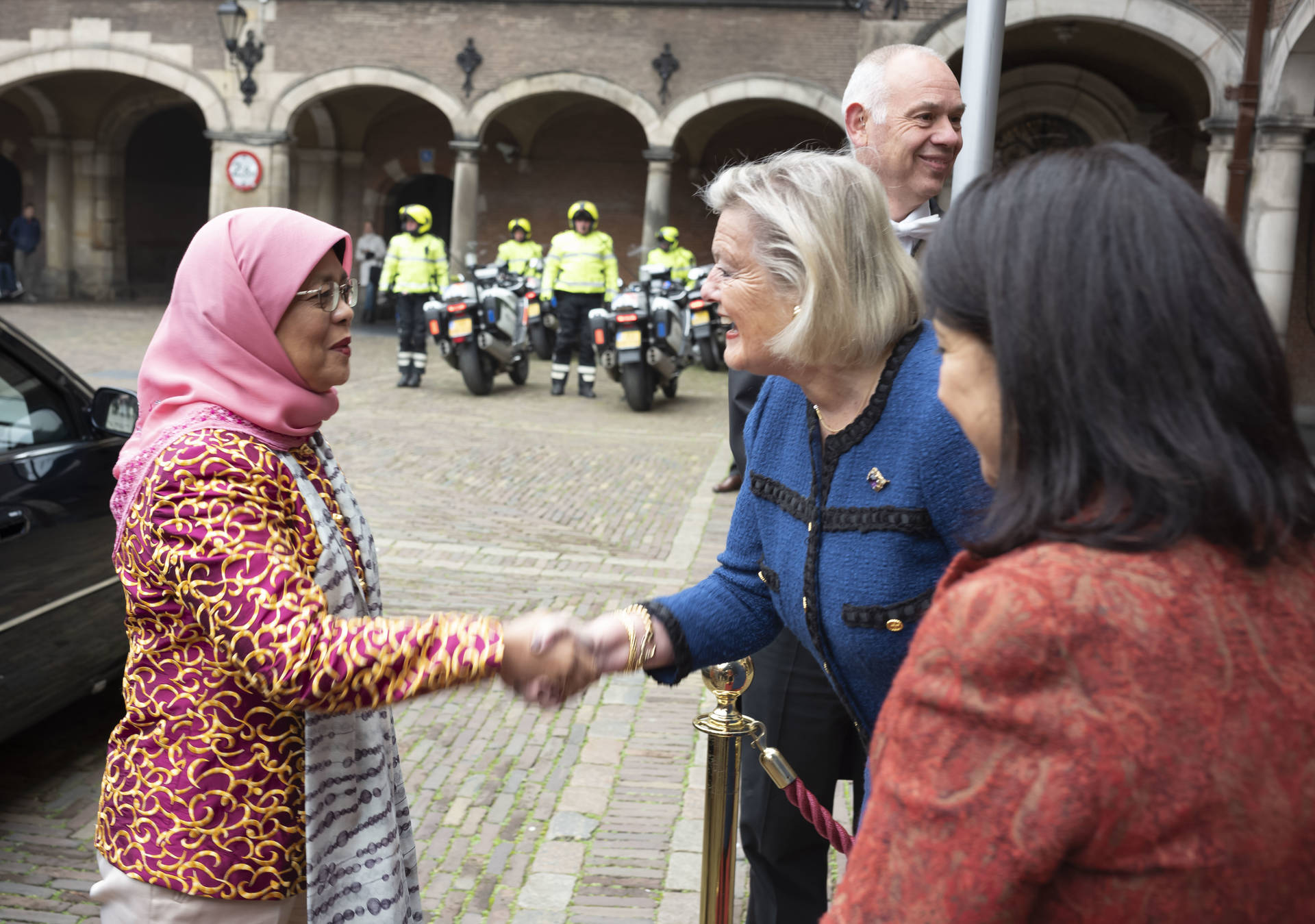 President Singapore wordt ontvangen door de beide Kamervoorzitters