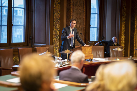 Minister Hoekstra van Financiën tijdens het debat