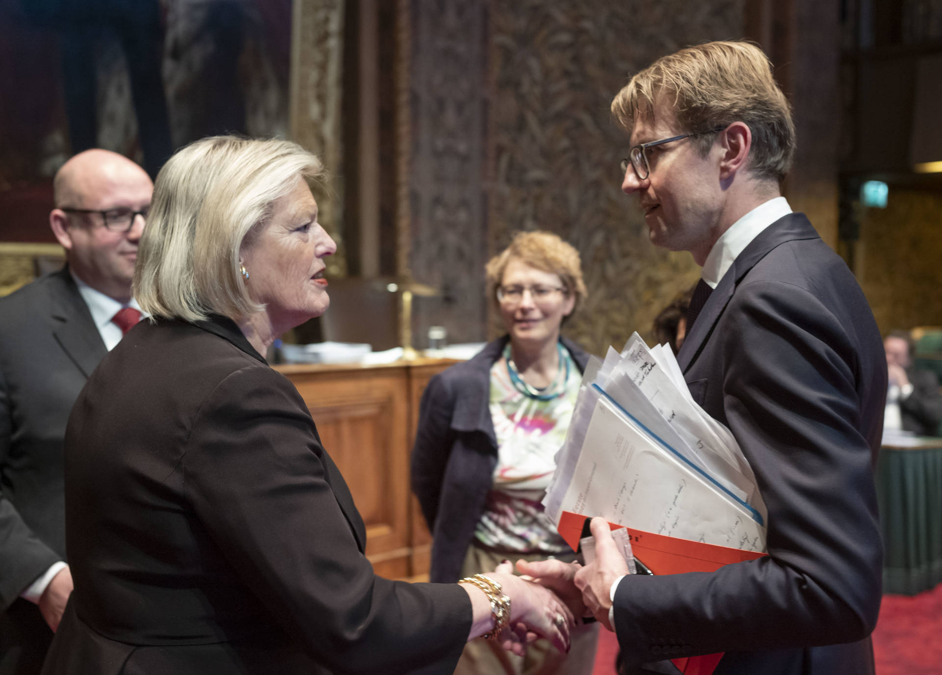 Voorzitter Broekers-Knol en minister Dekker, in het midden kijkt senator Van Bijsterveld (CDA) toe