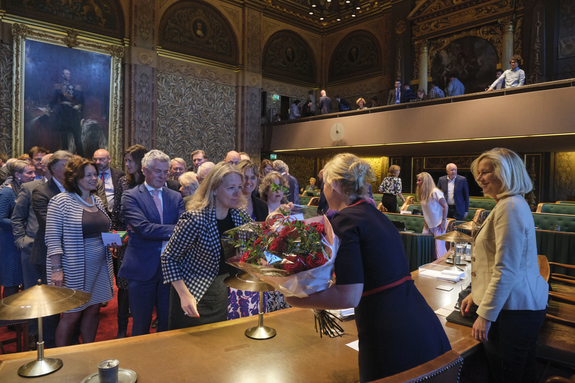 Felicitaties voor initiatiefneemster Kuiken na de stemming