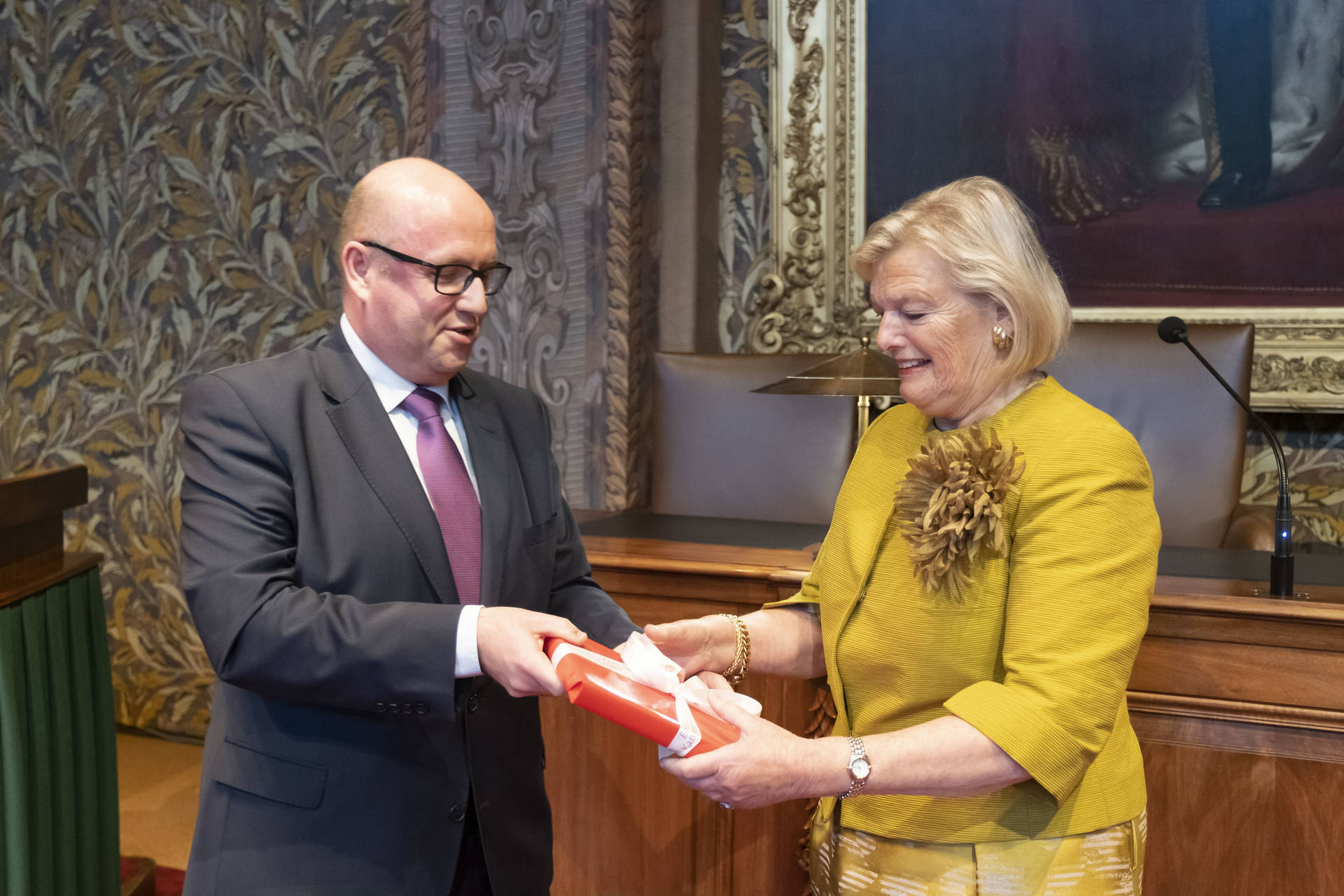 Ankie Broekers-Knol ontving het Liber Amicorum uit handen van Griffier Remco Nehmelman