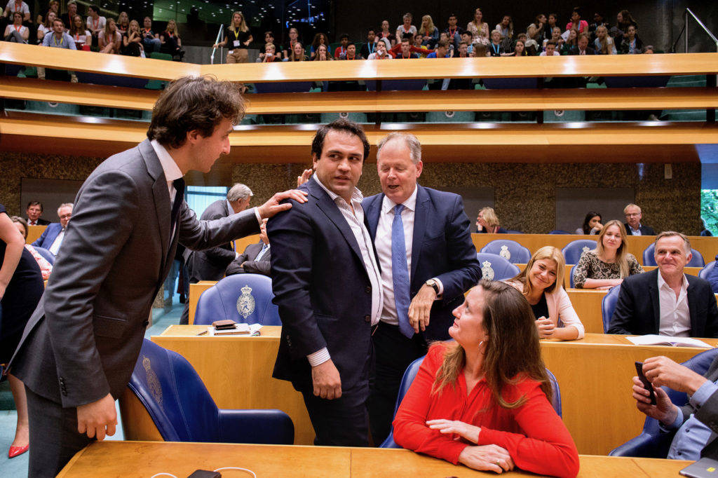 Nominatie 5: DEN HAAG – Zihni Ozdil (GL) en Hanke Bruins Slot (CDA) namen vandaag afscheid van de Tweede Kamer. Ozdil moest opstappen na een aanvaring over fractiediscipline met fractievoorzitter Jesse Klaver, Bruins Slot wordt gedeputeerde in de provincie Utrecht. Foto: Klaver (l) had al gekucht en raakt nu de schouder aan van Zihni Ozdil (m) om zijn aandacht te trekken. Even later geven zij elkaar een knuffel ondanks hun geschil.