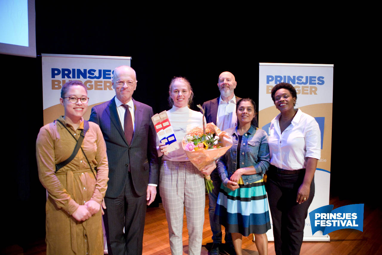 Vlnr: jurylid Aisa Angel, Voorzitter Jan Anthonie Bruijn, winnares Kelly de Haan, jurylid Philippe Raets, juryvoorzitter Tanja Jadnanansing, presentatrice Simone Weimans 