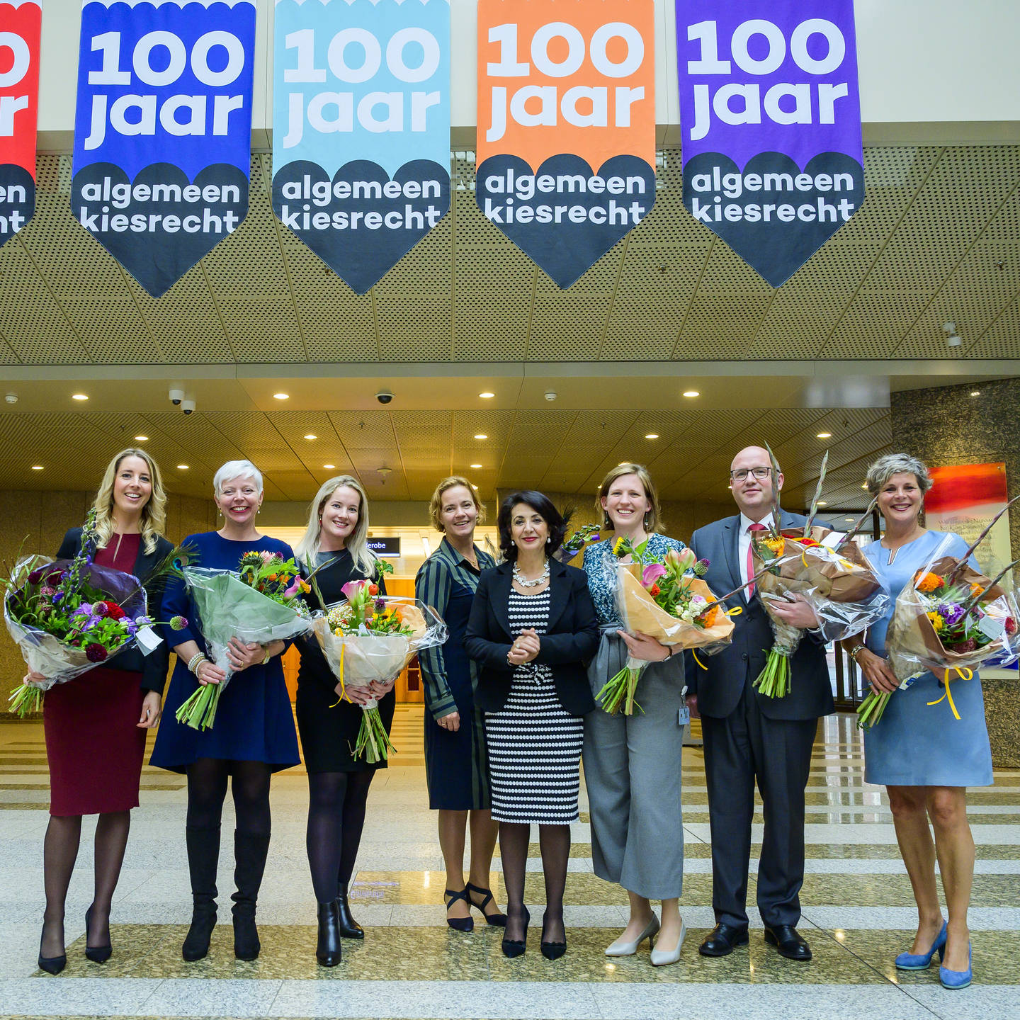 De stuurgroep achter 'Ik vier mijn stem. 100 jaar algemeen kiesrecht', tweede van rechts Remco Nehmelman, Griffier van de Eerste Kamer