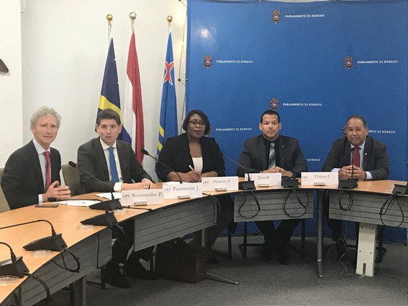 IPKO op Curaçao afgesloten: (vlnr) Rosenmöller (Eerste Kamer), Paternotte (Tweede Kamer), Pauletta (Curaçao), Tjon (Aruba) en Thijssen (Aruba)