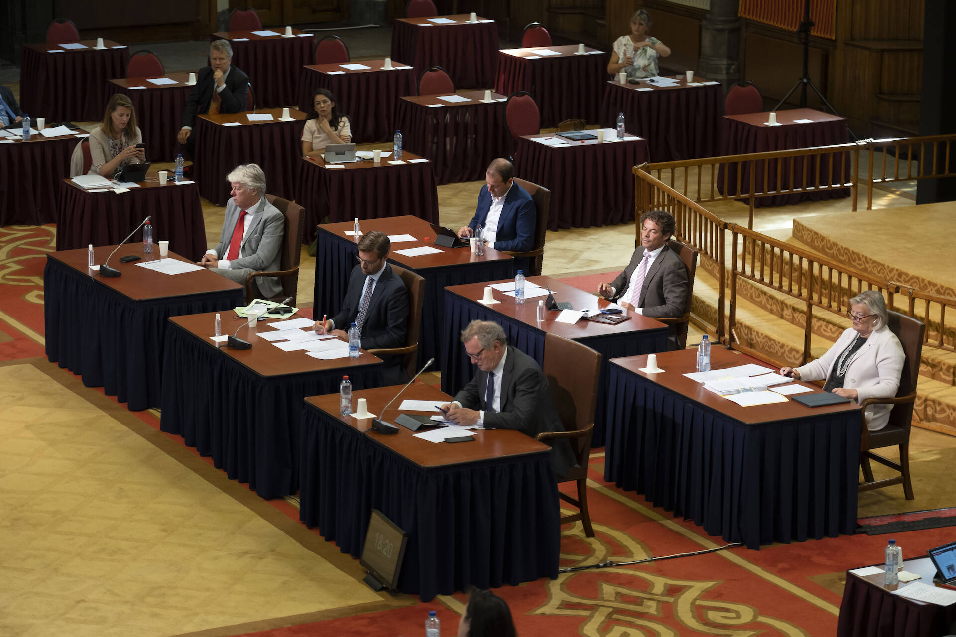 De initiatiefnemers en staatssecretaris Broekers tijdens het debat op 23 juni