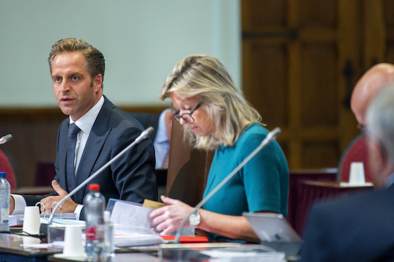 Minister De Jonge tijdens een mondeling overleg in de Eerste Kamer op 7 juli 2020