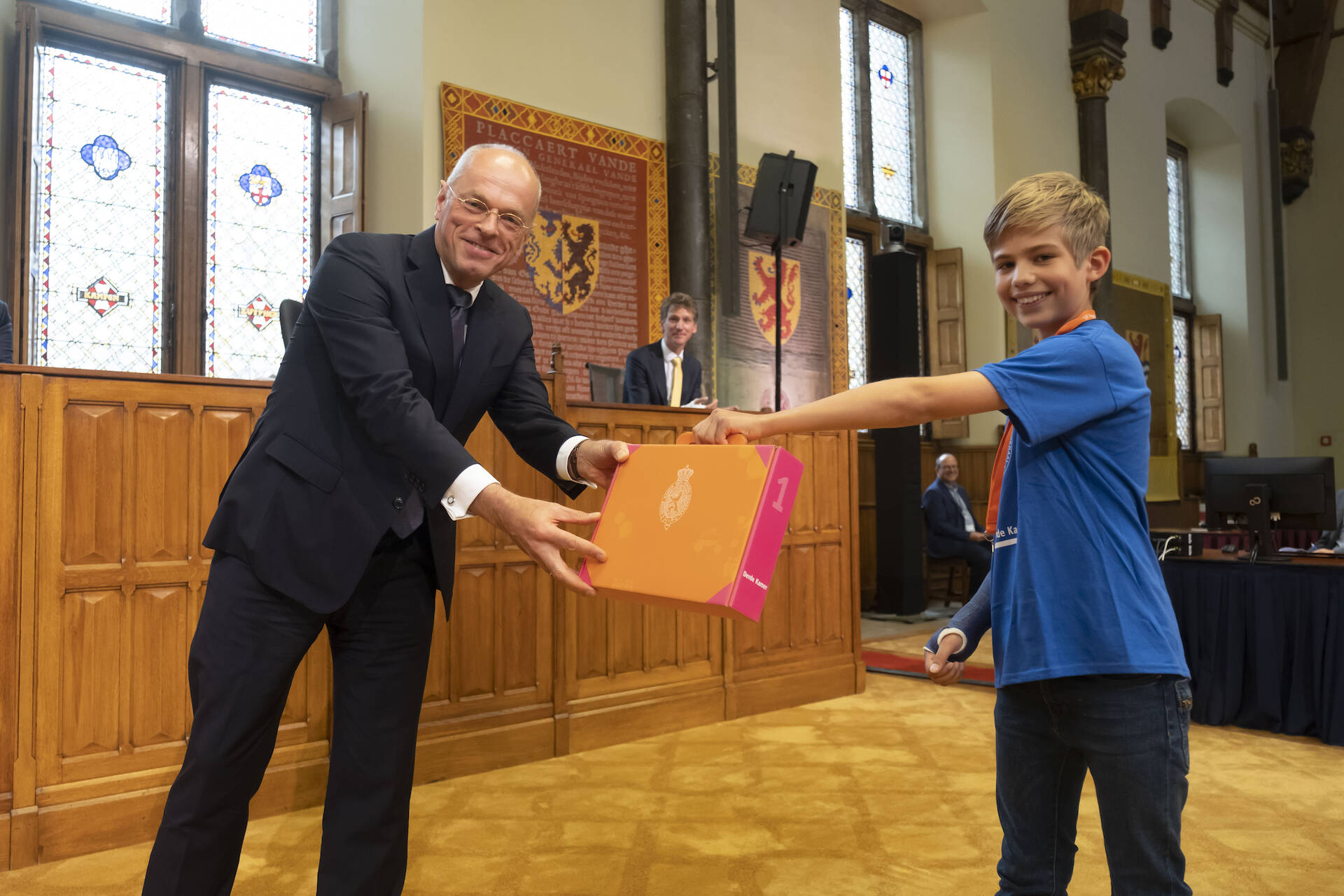 Eerste Kamervoorzitter Bruijn neemt het eerste exemplaar in ontvangst