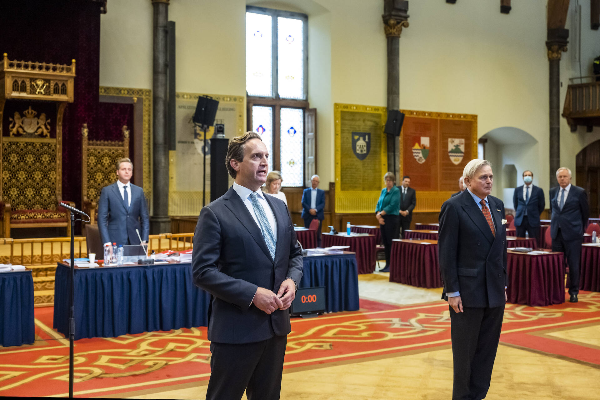 Berkhout (FVD-links)  en Keunen (VVD-rechts) beëdigd als lid van de Eerste Kamer