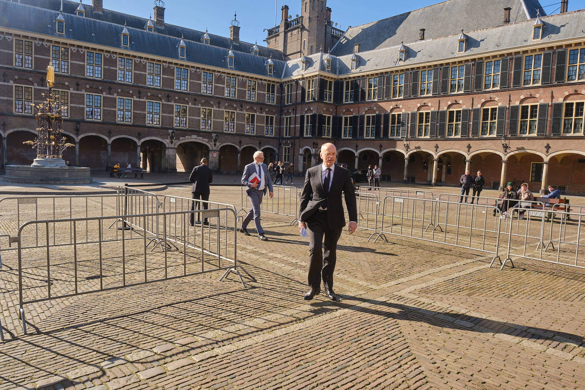 Eerste Kamervoorzitter Jan Anthonie Bruijn arriveert bij het Tweede Kamergebouw.