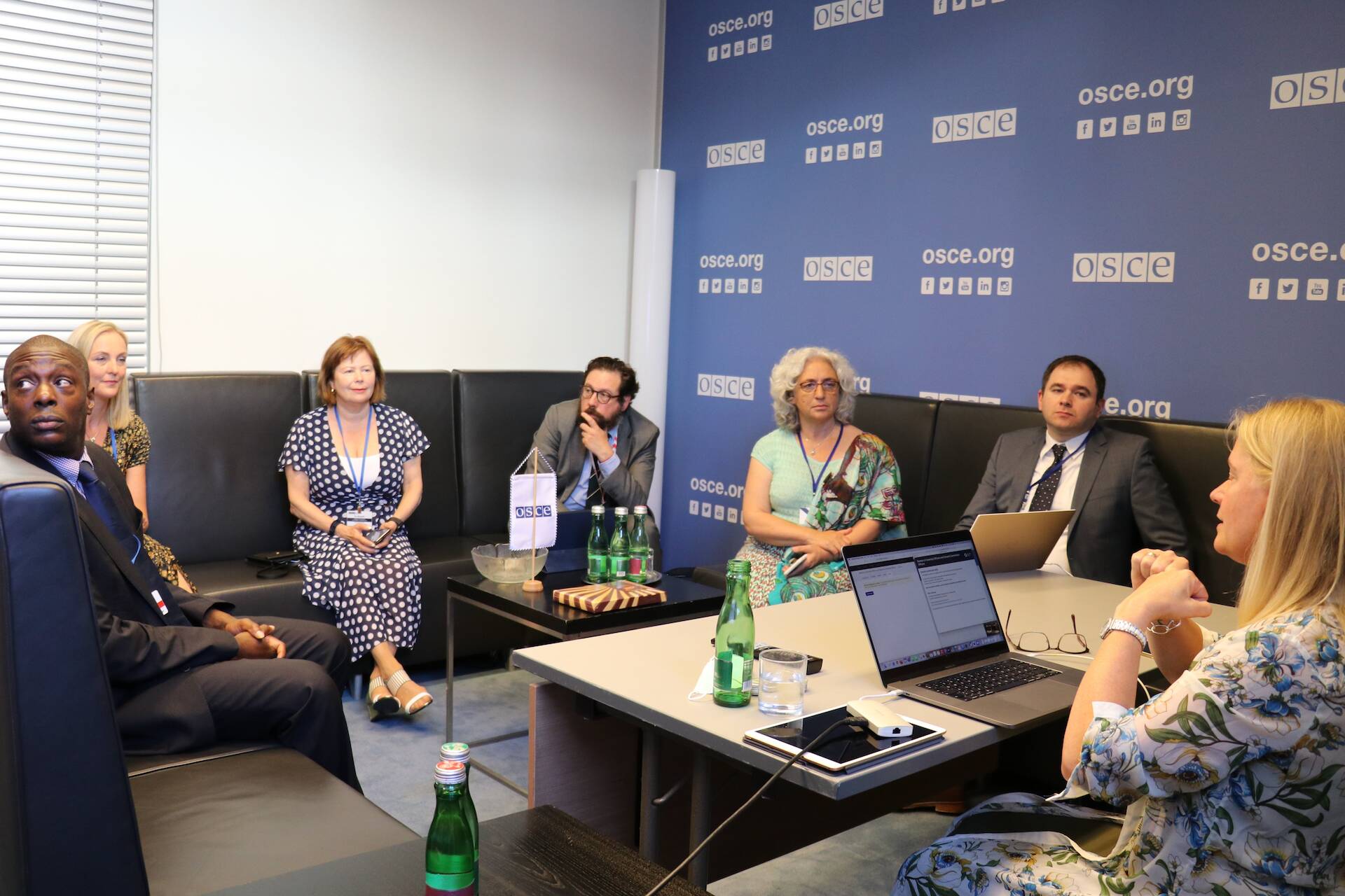 Delegatieleider Karimi (derde van rechts) was in Wenen aanwezig