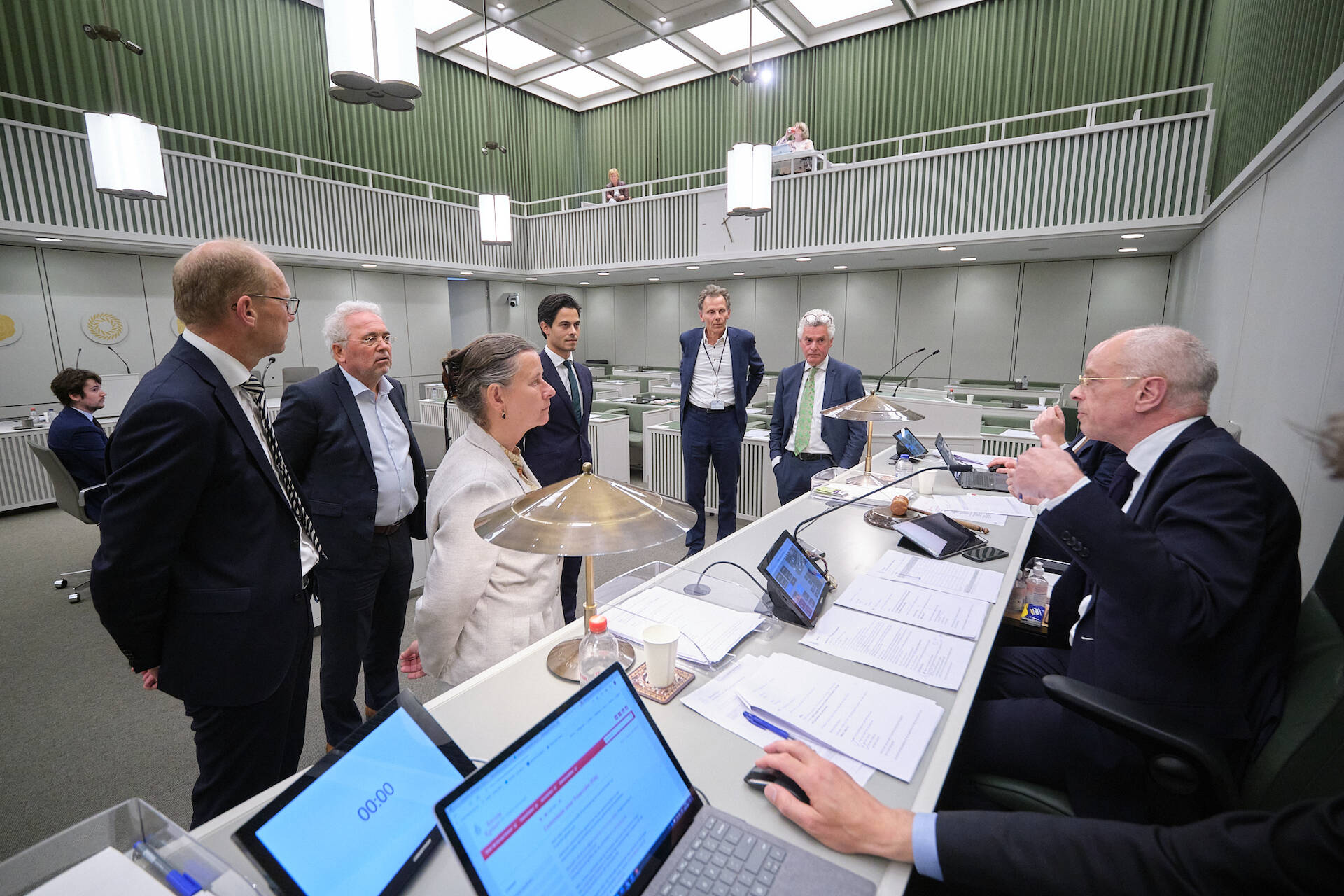 De Voorzitter in gesprek met de woordvoerders en minister.