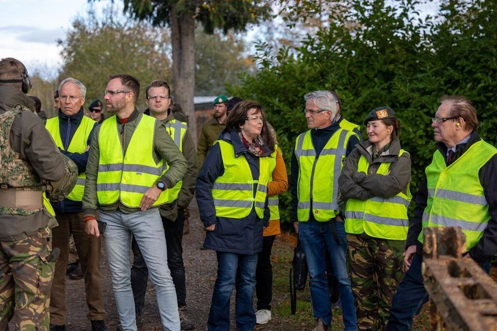 De delegatie in gesprek met trainers van Defensie