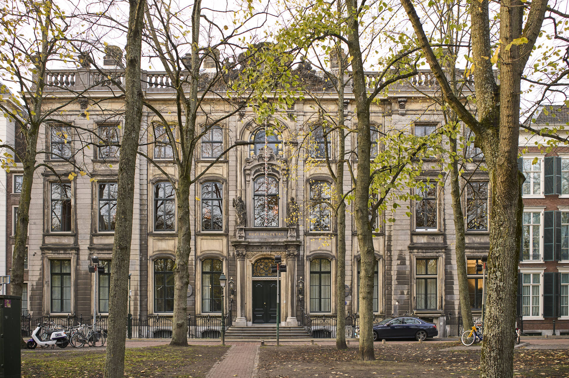 De tijdelijke huisvesting van de Eerste Kamer en de Raad van State aan het Lange Voorhout is op 15 maart 2023 stembureau voor de verkiezingen van Provinciale Staten Zuid-Holland en Hoogheemraadschap van Delfland 