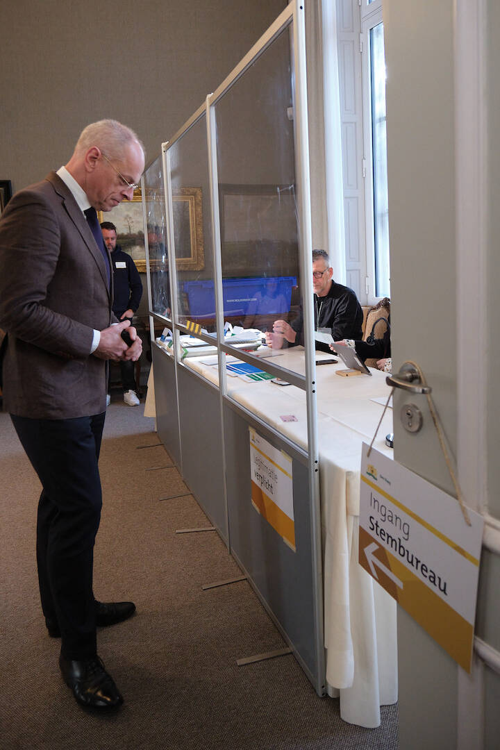 Eerste Kamervoorzitter Jan Anthonie Bruijn bracht vanochtend vroeg zijn stem uit in het stembureau van de Eerste Kamer.