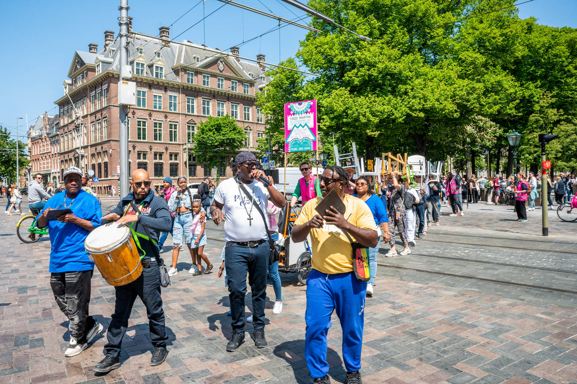 Een kleurrijke stoelenstoet tijdens de parade op zaterdag 27 mei 2023.