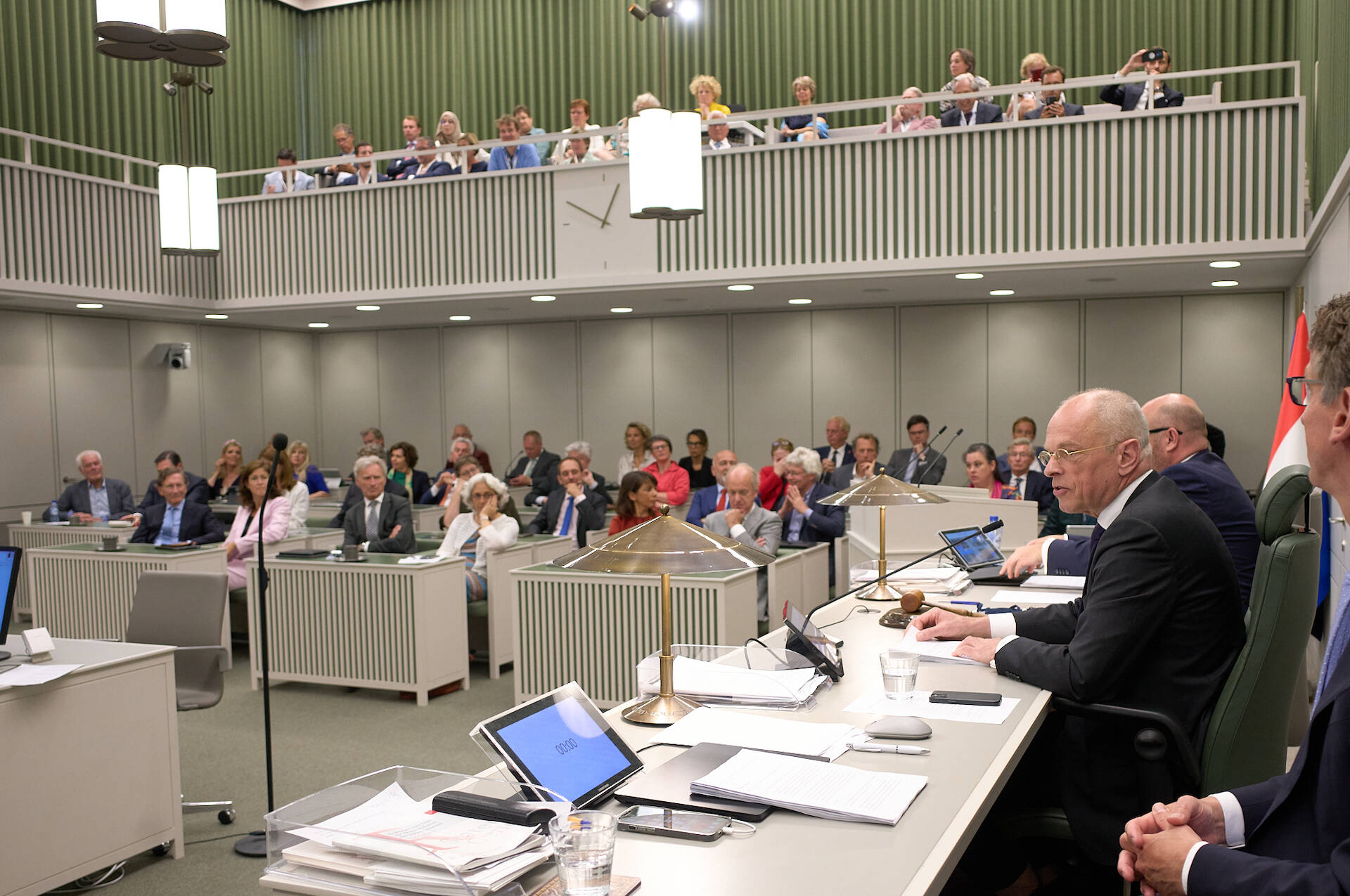 Voorzitter Bruijn spreekt de Kamerleden toe bij het afscheid