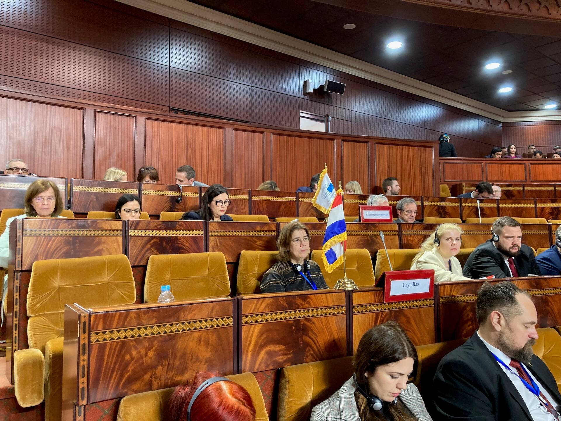 Eerste Kamerlid Daan Roovers in de plenaire zaal van het Marokkaanse parlement.