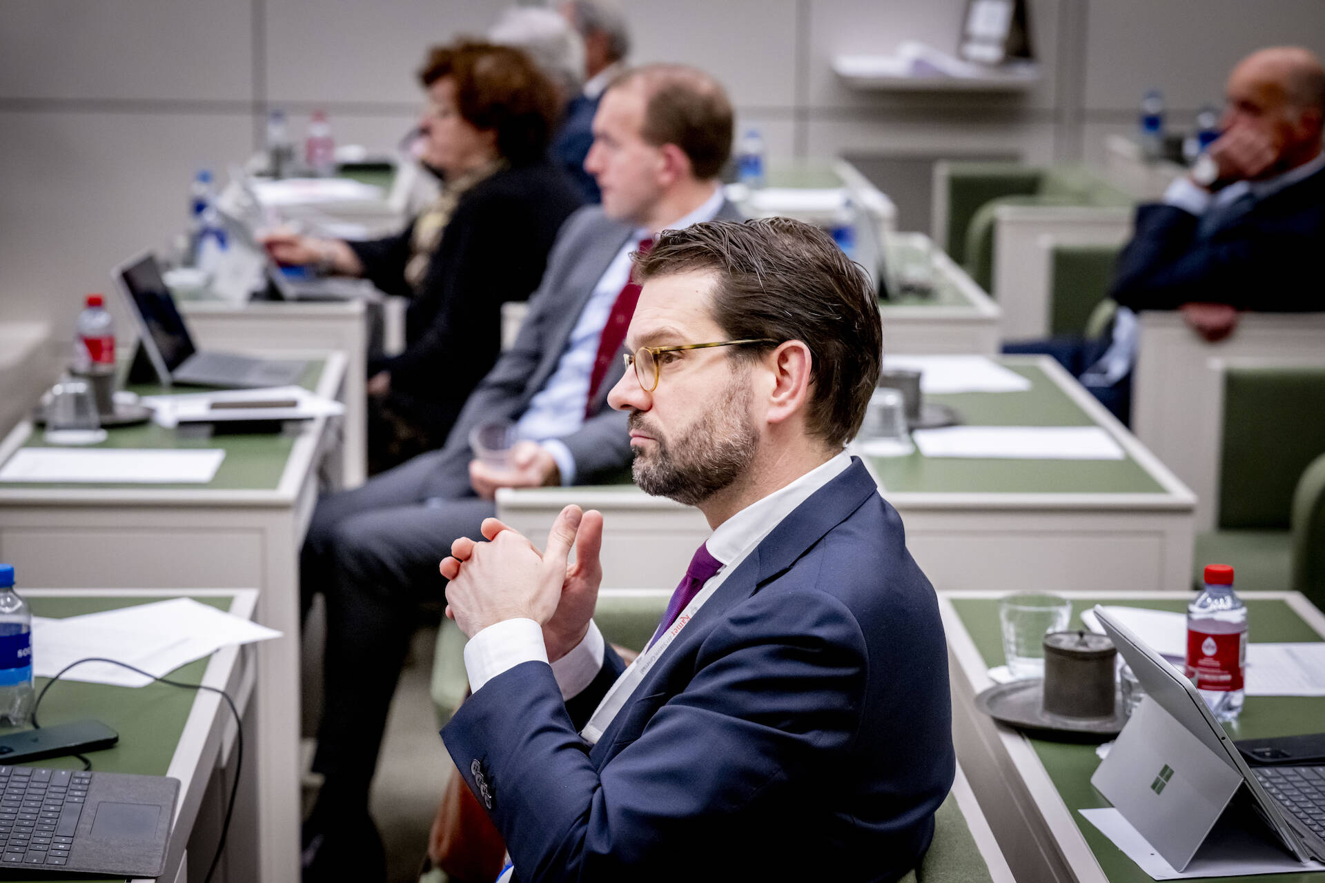 Senator Van den Berg (VVD) luistert naar het debat