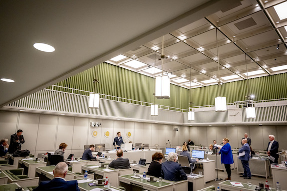 De plenaire zaal tijdens het debat