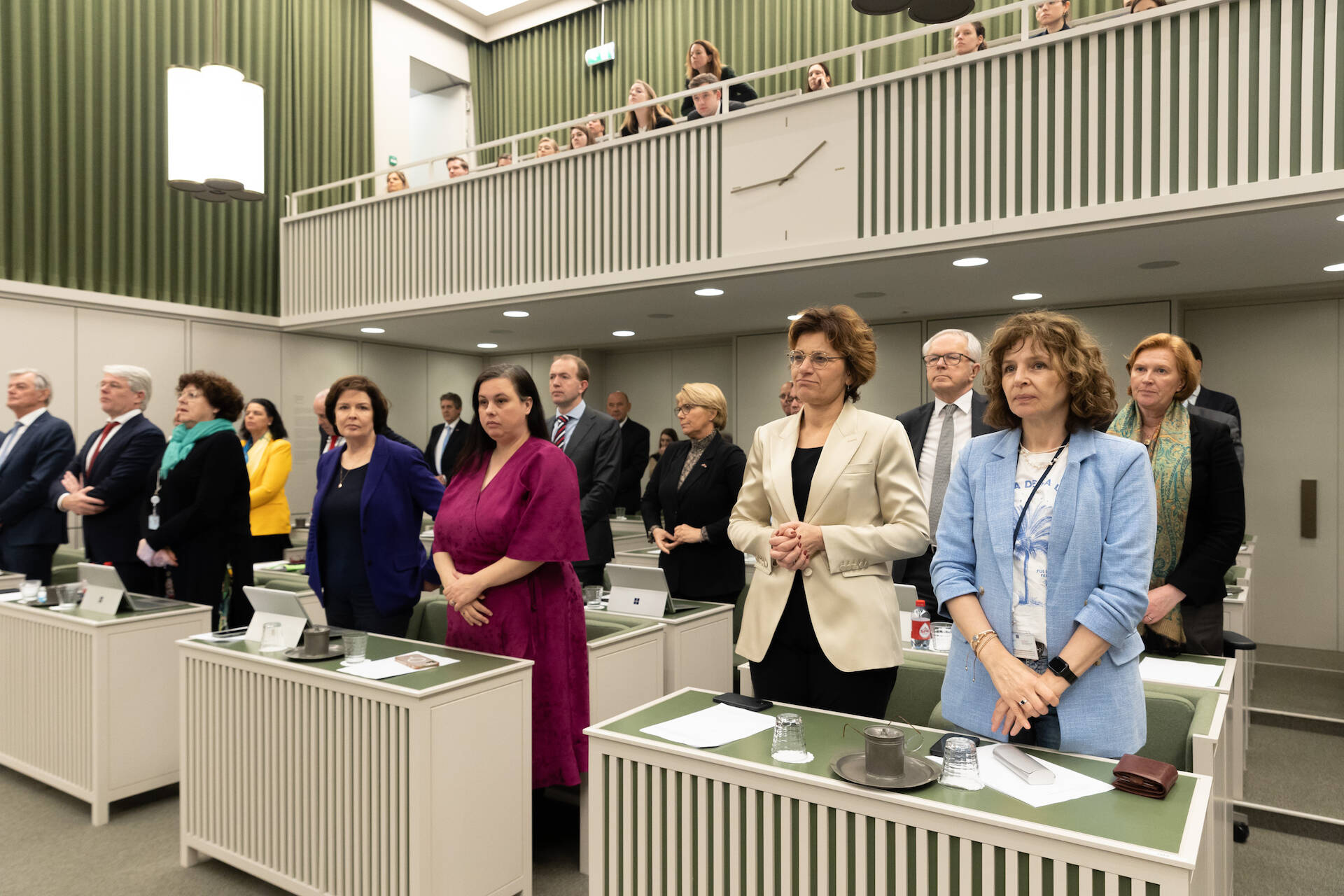 Senaat stemt bij zitten en opstaan