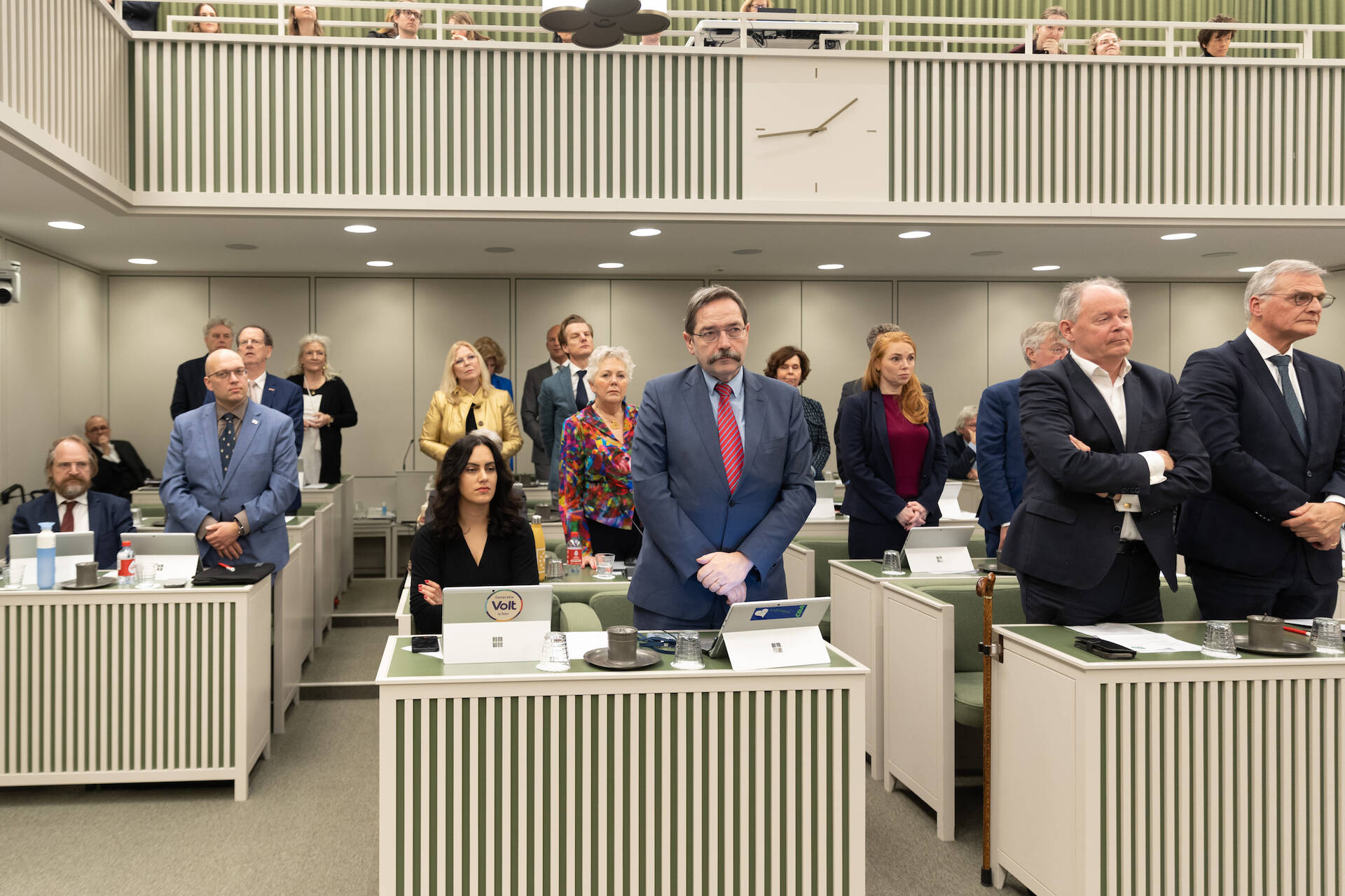 Senaat stemt bij zitten en opstaan - de andere kant van de plenaire zaal