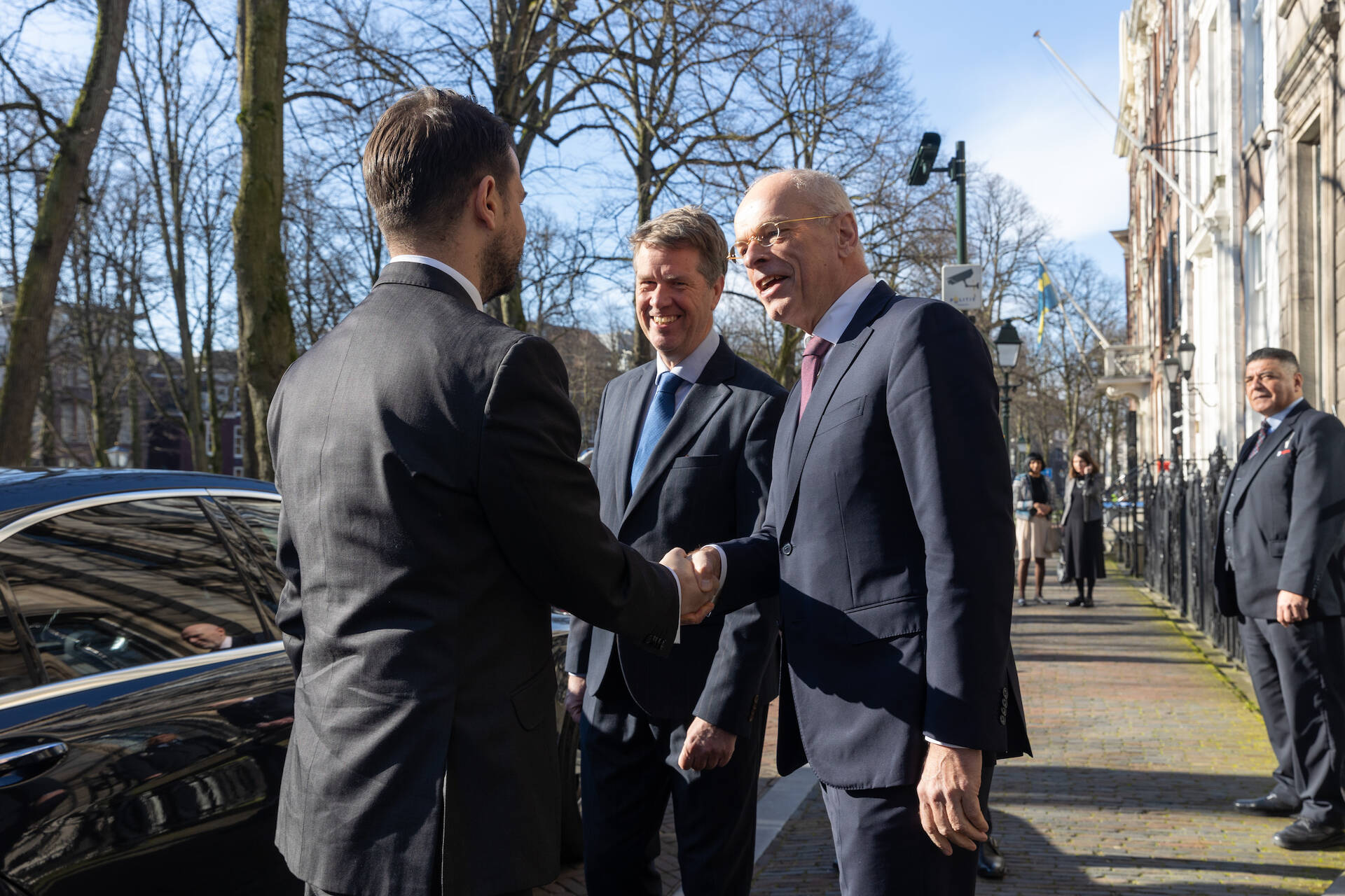 President Montenegro wordt voor de Eerste Kamer ontvangen door de beide Kamervoorzitters