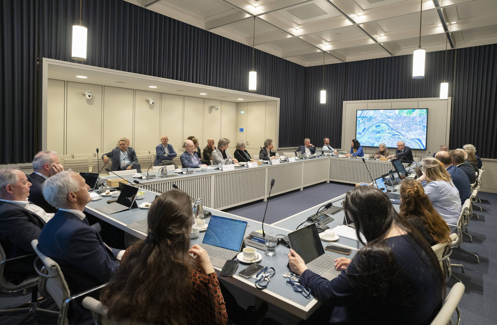 Foto van de deskundigenbijeenkomst in een commissiekamer 