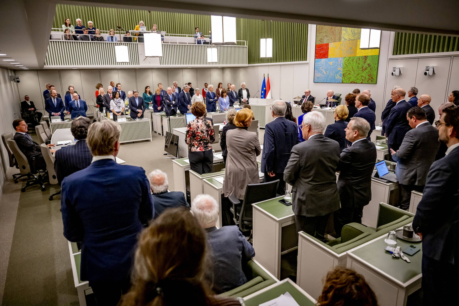 Foto van de stemming bij zitten en opstaan over het wetsvoorstel. Alleen de PvdD-fractie zit (en stemt daarmee tegen)