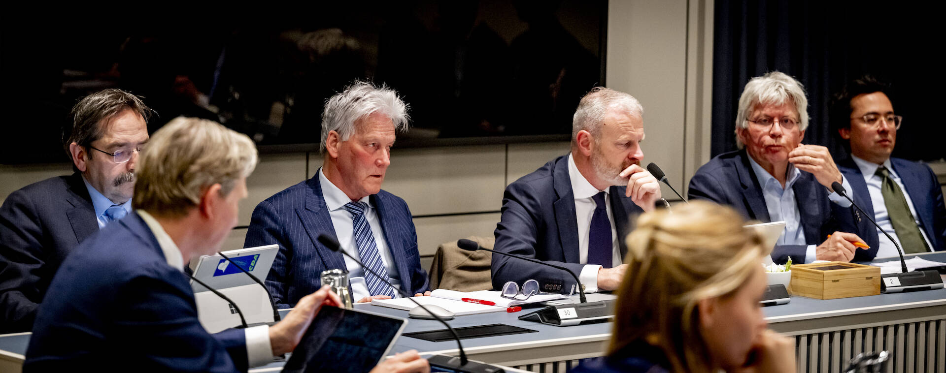 Leden van de commissie voor Financiën tijdens het mondeling overleg