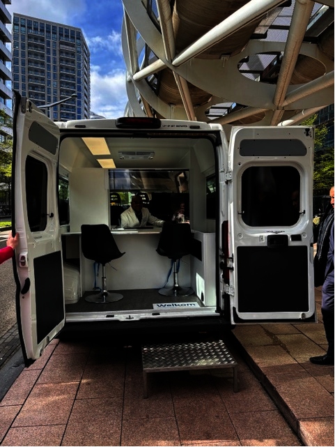 Foto van de binnenkant van een bestelbus met daarin twee stoelen