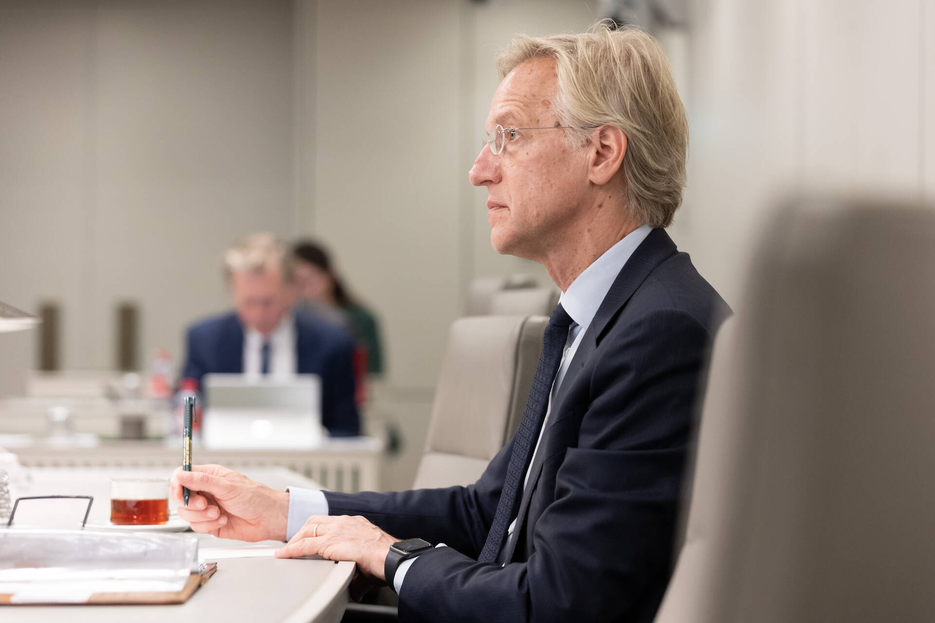 Demissionair minister Dijkgraaf luistert naar het debat op 14 mei 2024