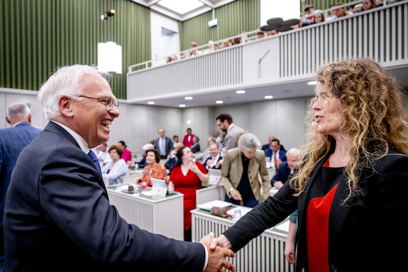 Voor het debat begroet minister Adema (links) PvdD-senator Visseren-Hamakers (rechts)