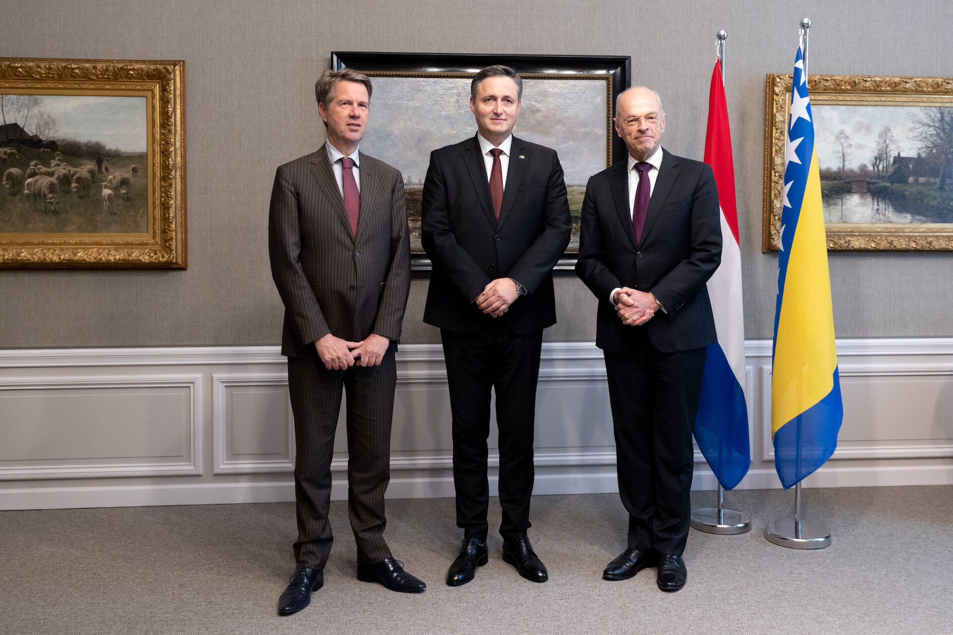 Tweede Kamervoorzitter Bosma, Voorzitter Presidentschap Bećirović en Eerste Kamervoorzitter Bruijn poseren bij de vlaggen