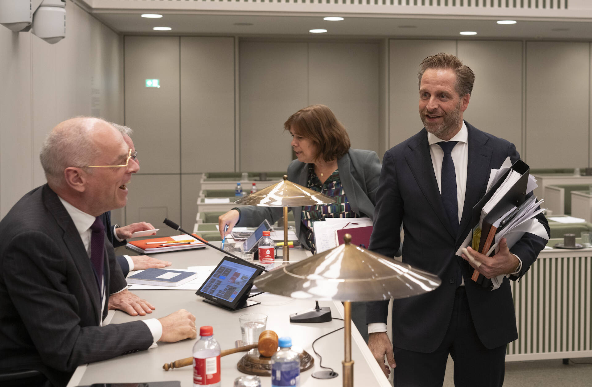 Minister De Jonge (rechts) in gesprek met Kamervoorzitter Bruijn (links) na afloop van het debat op 28 mei 2024