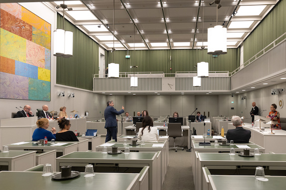 Foto van de plenaire vergaderzaal van de Eerste Kamer in vergadering