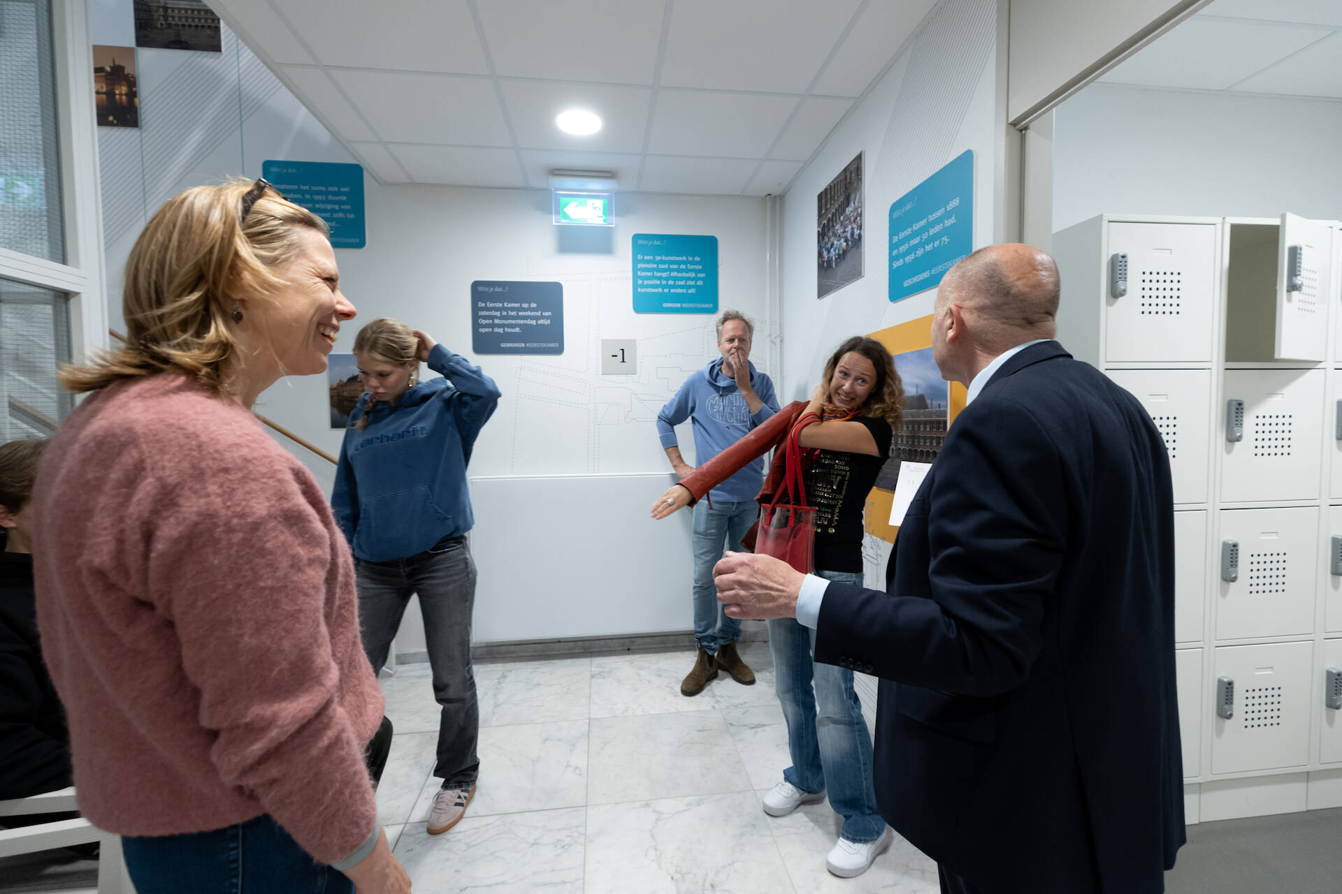 Medewerkers van de Eerste Kamer geven uitleg