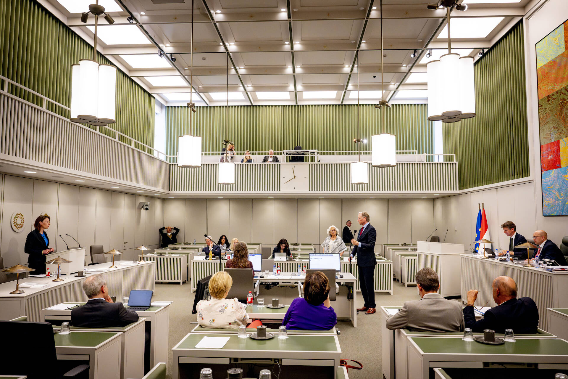 Foto van de plenaire vergaderzaal van de Eerste Kamer in vergadering