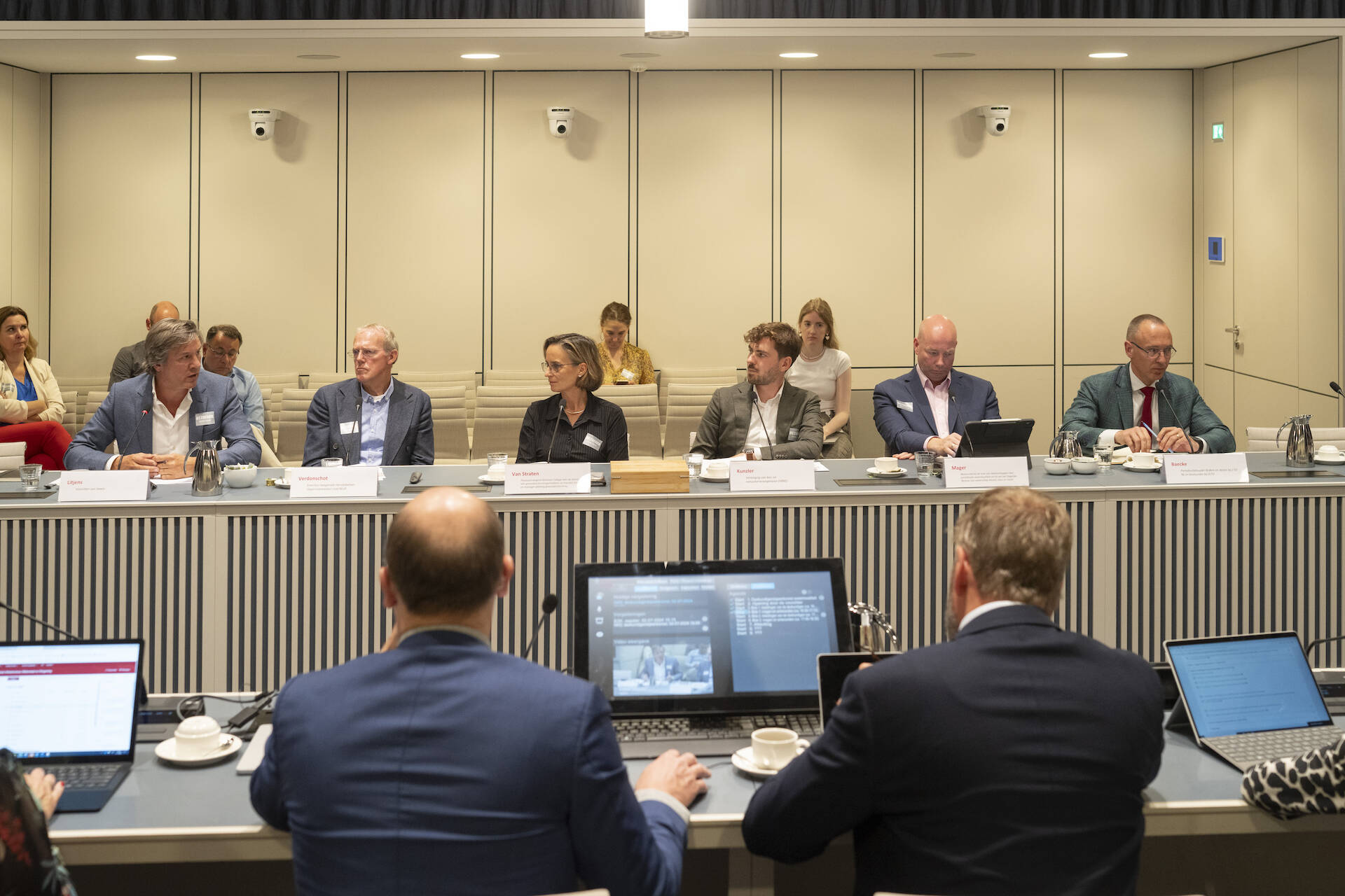 Foto van de deskundigenbijeenkomst in een commissiekamer 